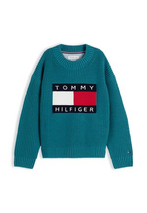 Teal strikket crewneck sweater med stor Tommy Hilfiger logo patch i hvid, rød og navy på fronten.