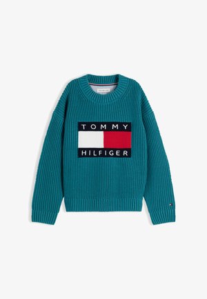 Jersey de punto color azul verdoso con cuello redondo y gran parche con el logo de Tommy Hilfiger en blanco, rojo y azul marino en la parte delantera.