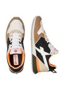 Sneakers z mieszanką czarnej tkaniny, beżowego zamszu i białych detali. Pomarańczowe akcenty wewnątrz i teksturowana gumowa podeszwa.