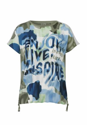Kurzärmeliges T-Shirt in Grün, Blau und Weiß mit Batikmuster und großem, fettem Text "ENJOY, LIVE, INSPIRE" sowie kleineren Schriftzügen in Kursive.