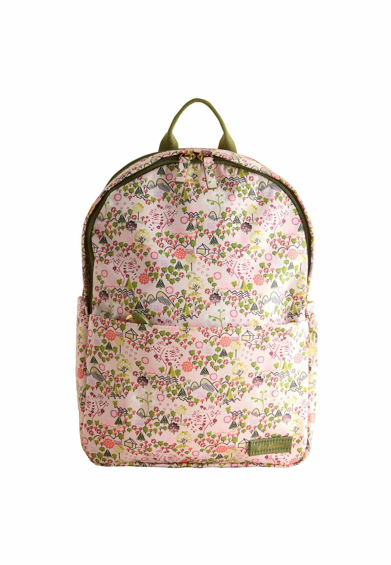 Rucksack mit floralem Muster in Pink-, Grün- und Weißtönen; verfügt über einen Reißverschluss, eine Vordertasche und einen Stoffgriff zum Tragen.