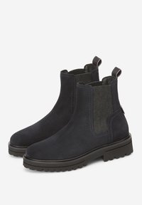 Bottes de cheville en suédine bleu marine foncé avec une finition lisse, des panneaux latéraux élastiques, et des accents texturés, dotées d'une semelle robuste et de tirants.