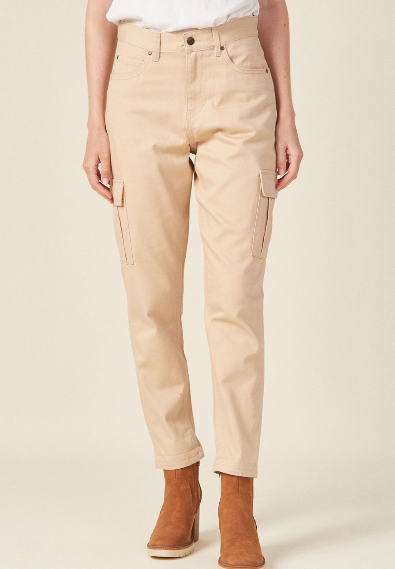 Pantalon cargo beige à taille haute, avec deux poches latérales et une coupe droite. Fabriqué en coton, avec une texture lisse et durable.