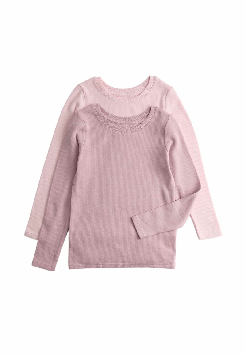 Dos camisas de manga larga en tonos de rosa claro y oscuro. Presentan una textura acanalada y cuellos redondos. Ambas tienen dobladillos rectos y mangas ajustadas.