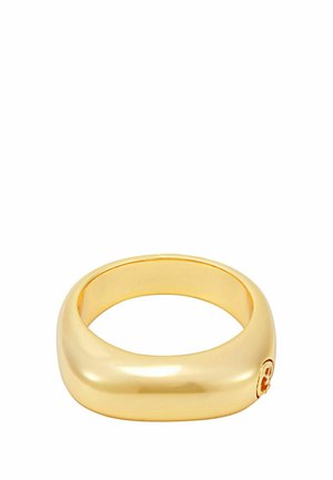 Goldfarbener, breiter Bandring mit glatter, abgerundeter quadratischer Form und einem kleinen eingravierten Logo an der Seite.