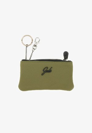 Portamonete in pelle verde oliva con superfice testurizzata, chiusura con zip e un anello per chiave in argento attaccato da una catena. Presenta un dettaglio del logo nero.