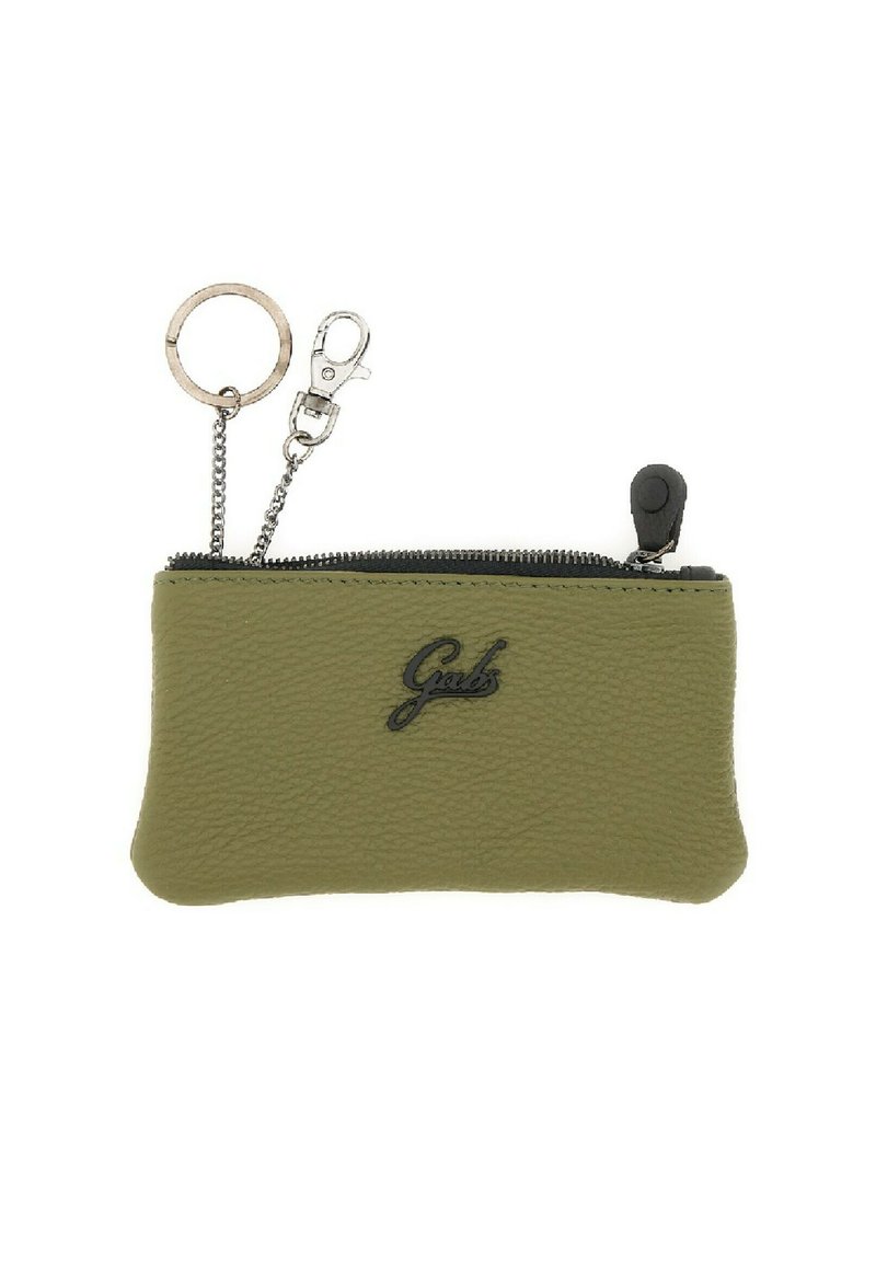 Portamonete in pelle verde oliva con superfice testurizzata, chiusura con zip e un anello per chiave in argento attaccato da una catena. Presenta un dettaglio del logo nero.