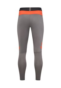 Szare legginsy sportowe o dopasowanym kroju. Posiadają czarny i pomarańczowy pas, siatkowe akcenty oraz odblaskowy detal logo na nogawce.
