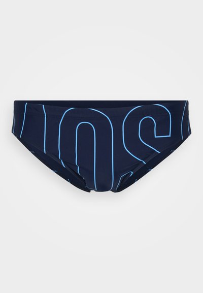 Marineblaue Badehosen mit großen, hellblau umrissenen Buchstaben, die ein modernes Grafikdesign über den Stoff bilden.