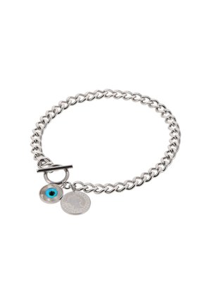 Silberkettchen-Armband mit Knebelverschluss und zwei Anhängern: eines mit blauem Auge und eines münzförmig mit eingraviertem Text.