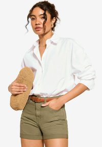 Friends Like These BOYFRIEND - REGULAR FIT - Džinsa auduma šorti - khaki green