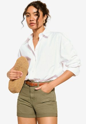 BOYFRIEND - REGULAR FIT - Džinsa auduma šorti - khaki green