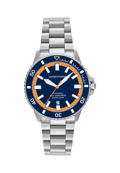 Duikhorloge van roestvrij staal met blauwe en oranje bezel, opvallende witte markers, datumweergave en automatische uurwerk, waterbestendig tot 200 m.