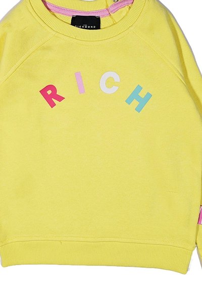 Felpa gialla con scollo rotondo e maniche raglan. Lettere multicolori formano la parola "RICH" sulla parte anteriore. Tessuto morbido e testurizzato.