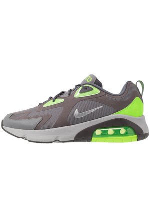 Szary i neonowozielony sneaker Nike Air Max z widocznym amortyzowaniem powietrznym w podeszwie, cholewką z siateczki i materiałów syntetycznych oraz sznurowanym zapięciem.
