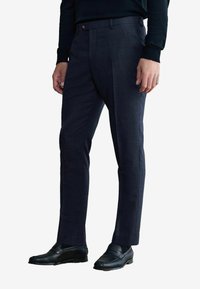 Maßgeschneiderte dunkeln marineblaue Hosen aus einem strukturierten Stoff, mit geradem Bein, Bügelfalten und einem einzigen Knopfverschluss.