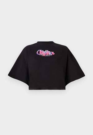 Zwart cropped shirt met brede mouwen en multicolor "Clubber Studio Edition" tekst en logo gecentreerd op de achterkant.