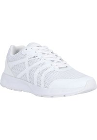 Witte sportieve schoen met een bovenwerk van mesh, gladde synthetische overlays, een gearceerde zool en een vetersluiting voor een veilige pasvorm.