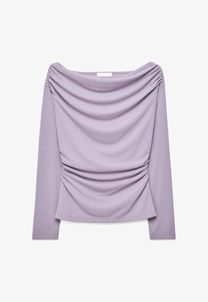 Lila top met lange mouwen, een off-shoulder halslijn en geplooide details bij de schouders en taille.