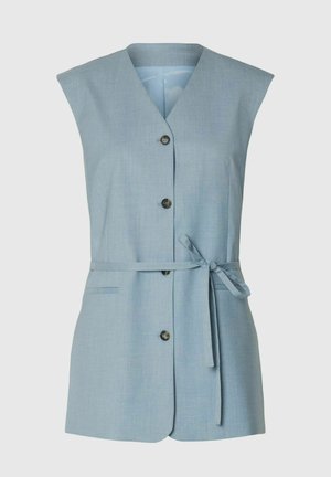 Ärmellose hellblaue Weste mit V-Ausschnitt, vier dunklen Knöpfen, Seitentaschen und einem gebundenen Stoffgürtel an der Taille vor einfarbigem Hintergrund.