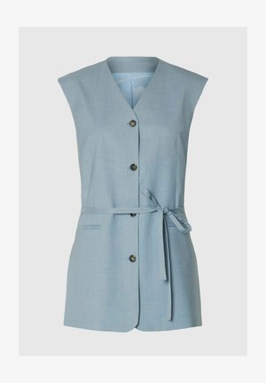 Ärmellose hellblaue Weste mit V-Ausschnitt, vier dunklen Knöpfen, Seitentaschen und einem gebundenen Stoffgürtel an der Taille vor einfarbigem Hintergrund.