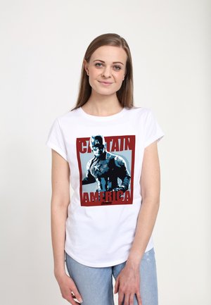Hvid bomulds-t-shirt med et grafisk print af Captain America med røde og blå accenter, rund halsudskæring og korte ærmer.