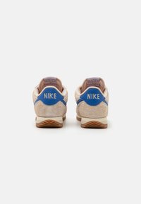 Nike Sportswear CORTEZ VINTAGE SUEDE - Tenisice - sanddrift/game royal/muslin/med brown/white