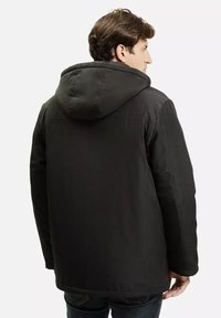 Czarna ocieplana kurtka z kapturem, o gładkiej fakturze, prostym kroju i subtelnych przeszyciach na ramionach i rękawach.