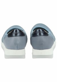 Szare buty z tkaniny, z siateczkową cholewką, gładką skórzaną wstawką na pięcie oraz białą gumową podeszwą. Wytłoczone logo z tyłu.