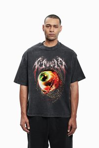 Juoda per didelio dydžio medvilninė marškinėliai su grafiniu dizainu – oranžinė akis su įtrūkimų efektu ir raudonomis dėmėmis, apvali apykaklė, trumpomis rankovėmis.