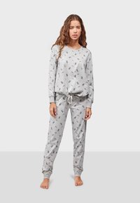 Conjunto de pijama de algodón gris que presenta mangas largas y puños elásticos, con una cintura ajustable. La tela tiene un estampado juguetón repetido.