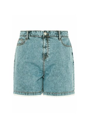 Hellblaue Jeansshorts mit vorderem Button, Reißverschluss, Gürtelschlaufen und vorderen Taschen, dargestellt auf weißem Hintergrund.