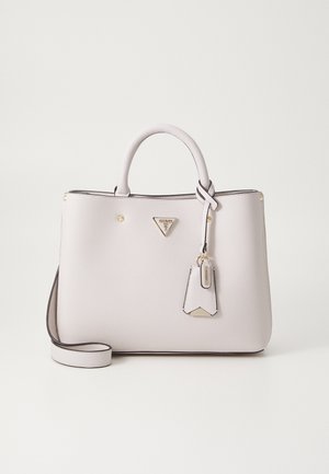 Sac à main structuré en cuir blanc avec double poignée, plaque logo en métal doré et bandoulière détachable sur un fond clair uni.