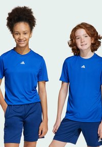 Blaue Sport-T-Shirts und Shorts aus atmungsaktivem Material. Mit einem runden Ausschnitt und einem kleinen weißen Logo auf der Brust.
