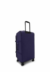 Spinner-Reisekoffer aus dunkelpurpurfarbenem Stoff, mit einem telescopischen Griff, stabilen Rädern und seitlichen Riemen zur Sicherung zusätzlicher Gegenstände.