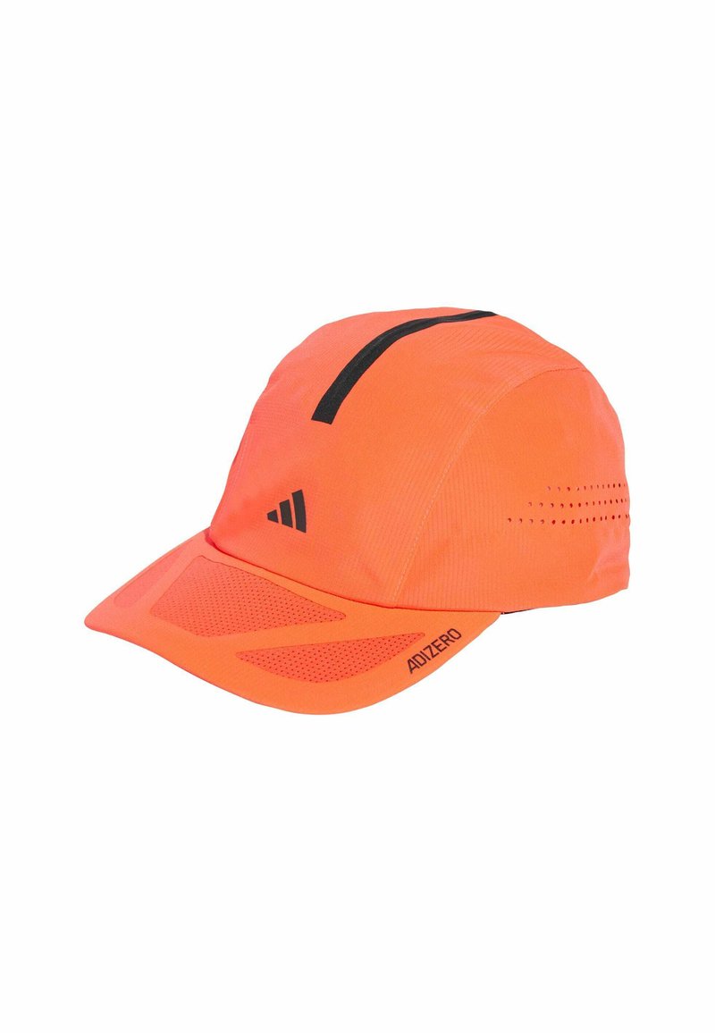 Casquette de course orange avec des accents noirs, dotée d'un design ventilé, d'une forme épurée, d'une visière incurvée et d'un logo de marque sur le côté.
