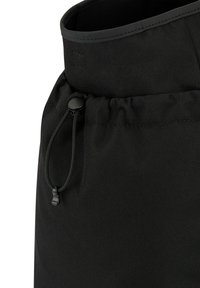Borsa a cordino nera in tessuto testurizzato e resistente all'acqua. Presenta una parte superiore arricciata con un cordoncino rotondo e un fermaglio in plastica per una chiusura regolabile.