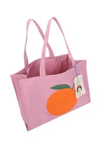 Borsa tote in tela rosa con un design testurizzato di frutta arancione sul fronte e un accento di foglia verde. Presenta due manici e una tasca interna.