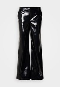 Calças pretas de perna larga feitas de material brilhante e lustroso; apresentam uma textura suave e um cós feito sob medida sem fechos ou adornos visíveis.
