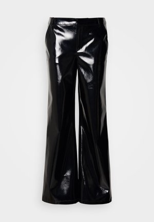 Čierne široké nohavice z lesklého, lesklého materiálu; majú hladkú textúru a prispôsobený pás bez viditeľných zapínaní alebo ozdôb.