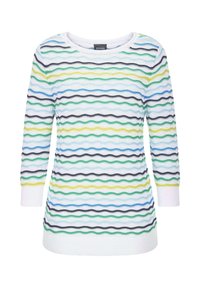 Witte gebreide trui met meerkleurige, golvende horizontale strepen in blauw, groen, geel en zwart, met driekwartmouwen.