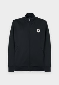 Μαύρο σακάκι με φερμουάρ και ψηλό γιακά, κατασκευασμένο από λείο ύφασμα, με πλαϊνές τσέπες και στρογγυλό λογότυπο στο αριστερό στήθος.