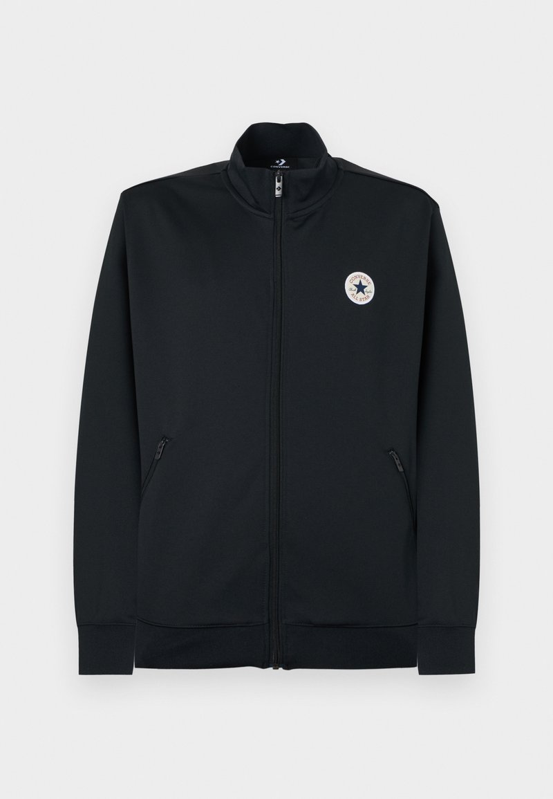 Schwarze Reißverschlussjacke mit hohem Kragen aus glattem Stoff, mit Seitentaschen und rundem Logo auf der linken Brust.