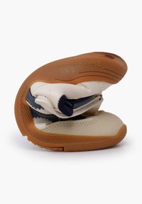 Scarpa pieghevole con tomaia in pelle crema, accenti blu navy e suola in gomma flessibile. Presenta dettagli cuciti e un fondo texture.