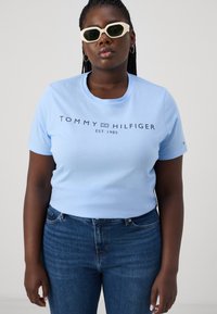 Tommy Hilfiger Curve LOGO - Marškinėliai su spaudiniu - vessel blue