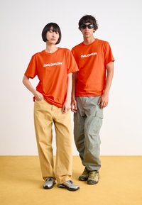 Salomon LOGO TEE UNISEX - T-shirt estampada - cherry tomato