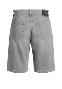 Szare dżinsowe szorty z klasycznym pięciokomorowym fasonem, z logo True Religion na pasku oraz subtelnymi detalami haftu na tylnych kieszeniach.