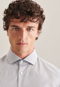 Gestreifte Button-Up-Hemd in Grau und Weiß, mit klassischem Kragen und slim fit. Glattes Gewebe mit subtiler Sheen.