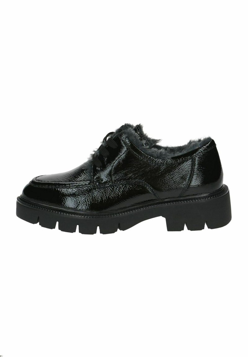 Scarpa derby in pelle verniciata nera con suola in gomma spessa e rivestimento in pelliccia grigia visibile attorno al colletto, vista laterale.