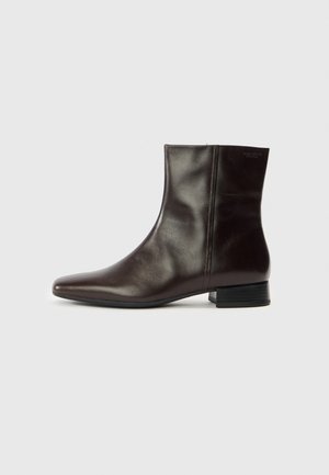 Brauner Leder-Stiefelette mit spitz zulaufender Zehe, glatter Textur, mittelhohem Absatz und schlichtem Design. Minimalistischer Stil ohne Verzierungen.